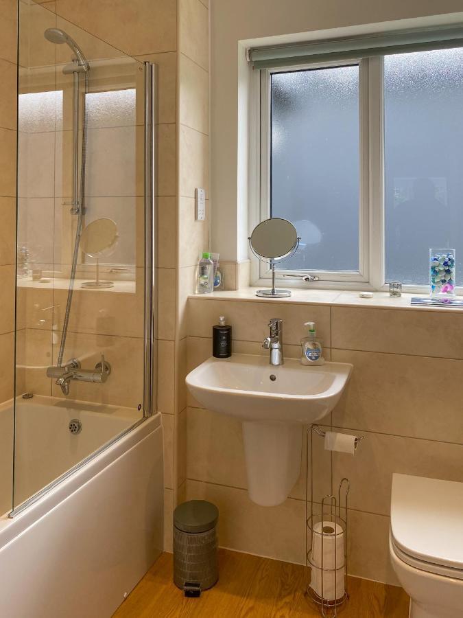 Beautiful, Contemporary 3 Bedroom Apartment Bath Exteriér fotografie